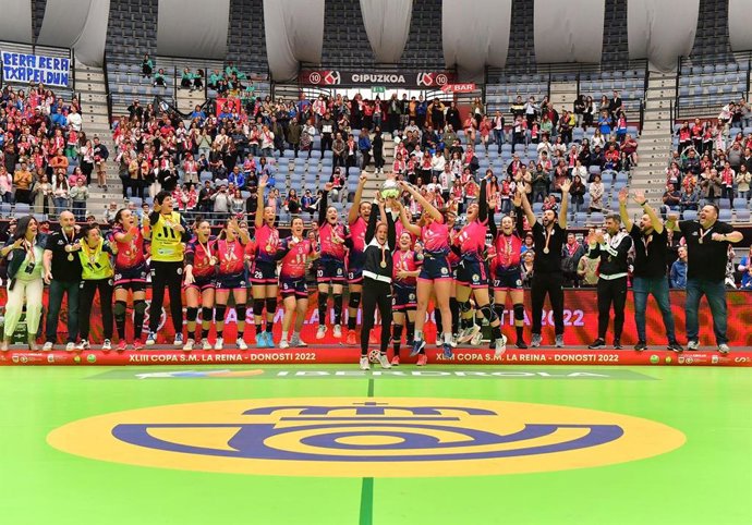 Las panteras del club femenino Balonmano Costa del Sol Málaga, campeonas de la Copa de la Reina 2022