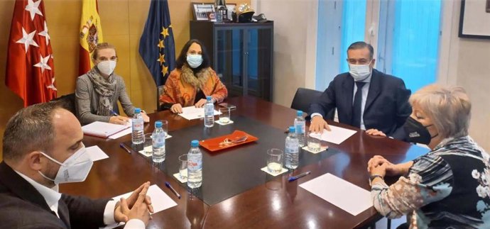 La decana del Colegio de la Criminología de Madrid, Carmen Balfagón, y el consejero de Presidencia, Justicia e Interior de la Comunidad, en una reunión mantenida en enero de 2022