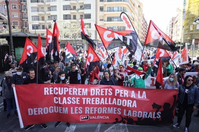 Una marcha "alternativa" convocada por las organizaciones sindicales CNT Valncia, COS e Intersindical Valenciana recorre las calles de Valncia ante el "descontento" con CCOO y UGT
