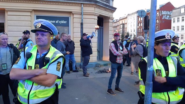 El ultraderechista danés  Rasmus Paludan quemando un ejemplar del Corán el 2 de septiembre de 2019