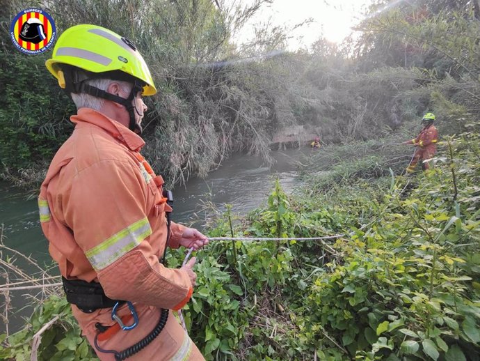 Rescatadas tres personas y un perro tras ser arrastrados por la corriente del río Turia en Manises