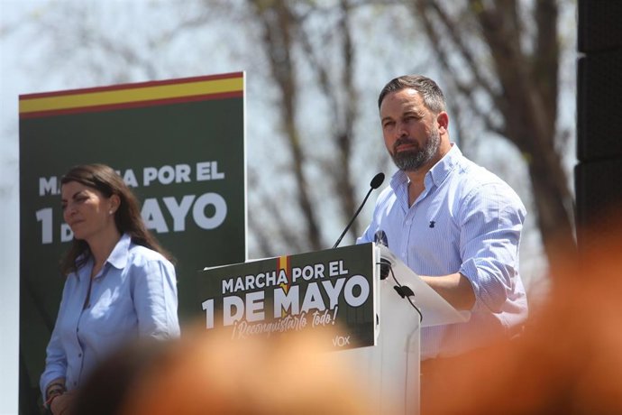 El presidente nacional de Vox, Santiago Abascal, y la candidata de Vox en Andalucía, Macarena Olona, en el acto celebrado en Cádiz por su partido con motivo del 1 de Mayo, Día del Trabajador. A 1 de mayo de 2022 en Cádiz (Andalucía España).