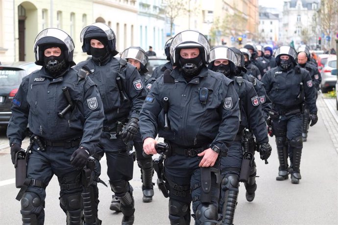 01 May 2022, Saxony, Zwickau: Policemen accompany members of an extreme right-wing group during a counter demonstration against rallies of the International Labour Day (May Day). Photo: Sebastian Willnow/dpa