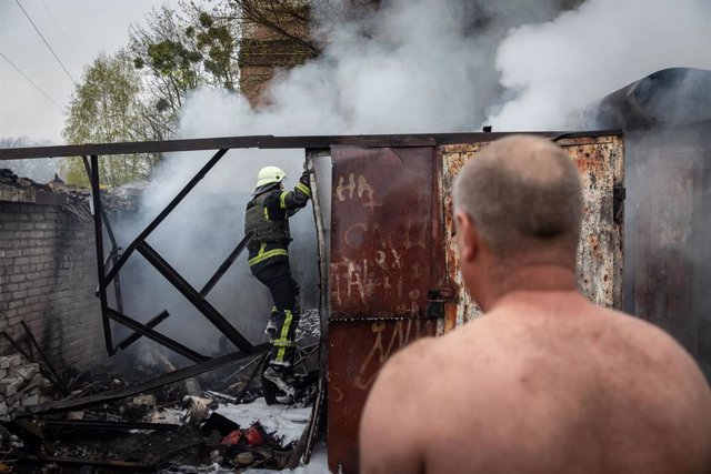 Incendio por el impacto de proyectiles rusos en Járkov, Ucrania
