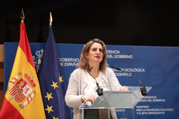 Archivo - La vicepresidenta y ministra para la Transición Ecológica y el Reto Demográfico, Teresa Ribera, en una rueda de prensa después de un encuentro de trabajo con la comisaria europea de Energía 