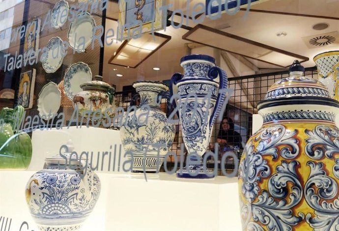 Archivo - Artesanía y tradición de la región se dan la mano para iluminar los escaparates de la Oficina de Castilla-La Mancha en la Gran Vía de Madrid