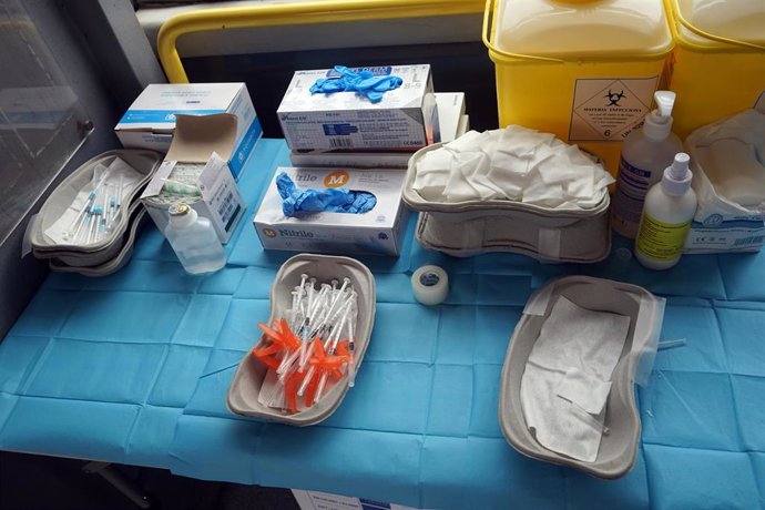 Archivo - Material sanitario para vacunación