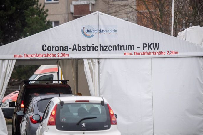 Archivo - Vehículos en un centro de pruebas sobre el coronavirus en Alemania