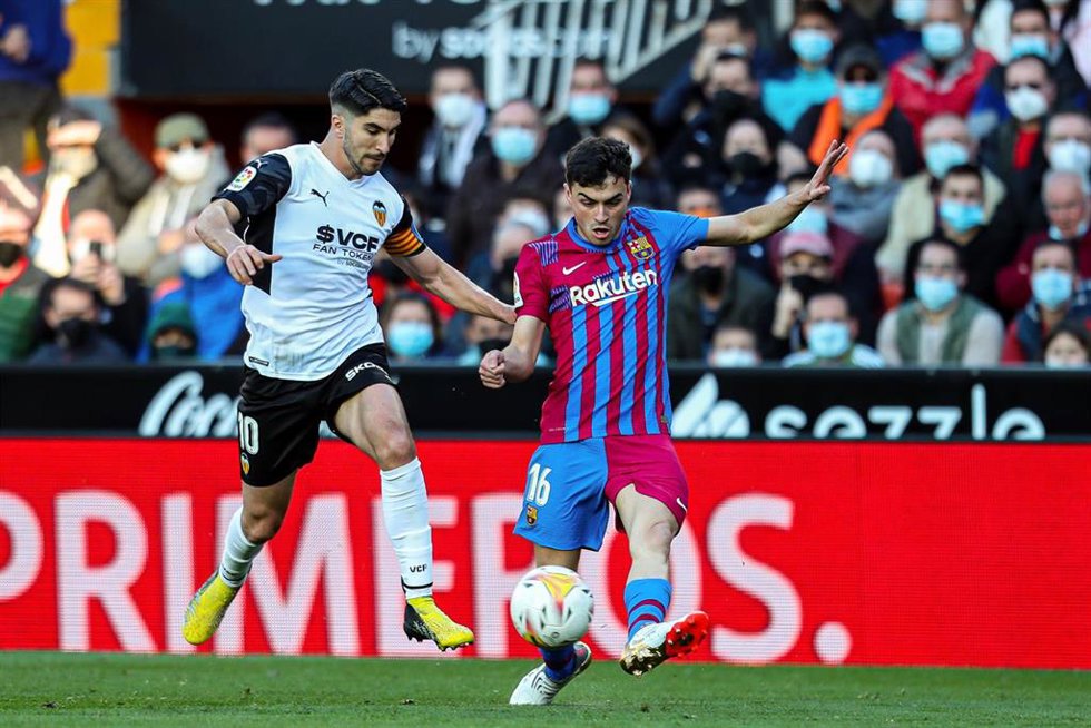 Archivo - Carlos Soler (Valencia CF) y Pedri (FC Barcelona) en un partido de LaLiga Santander en Mestalla (Valencia)