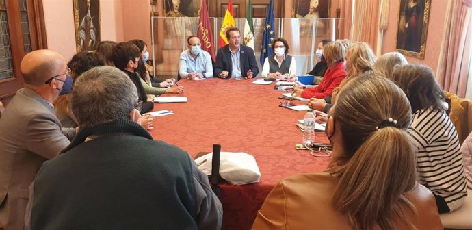 Reunión entre Ayuntamiento y universidades acerca de un proyecto de divulgación científica en barrios y centros educativos.