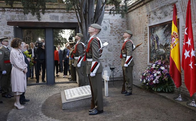 Ayuso preside la ofrenda floral a los Héroes del 2 de Mayo en el cementerio de la Florida