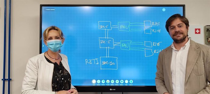 La delegada de Educación en Córdoba, Inmaculada Troncoso, en su visita al IES Maimónides.