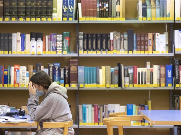 Archivo - Un estudiante en una biblioteca
