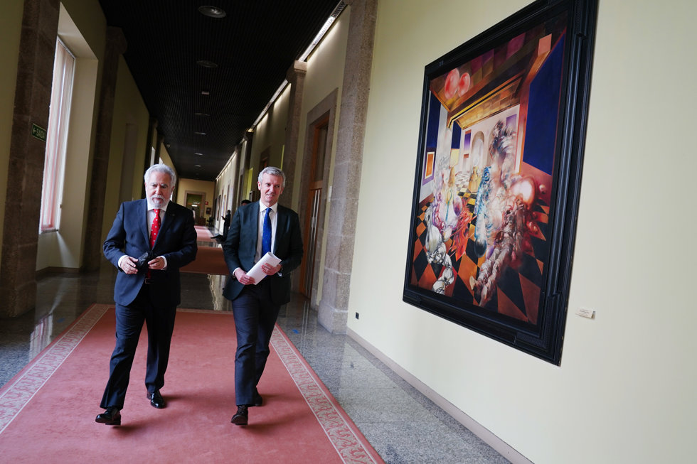 El titular del Parlamento gallego, Miguel Santalices (i), y el actual vicepresidente primero de la Xunta de Galicia y sucesor como presidente de la Xunta, Alfonso Rueda, se dirigen a una reunión para proponer al nuevo presidente de la Xunta.