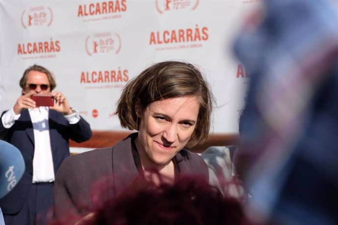 La directora de la película Carla Simón ofrece declaraciones a los medios de comunicación durante el preestreno de su película 'Alcarrs, a 26 de febrero de 2022, en Lleida