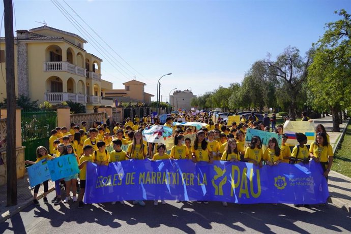 Archivo - Mil alumnos de primaria de Marratxí se manifiestan en contra de la invasión rusa de Ucrania.