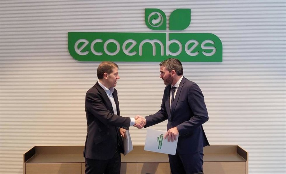 El consejero de Agua, Agricultura, Ganadería, Pesca y Medio Ambiente de la Región de Murcia, Antonio Luego, y el consejero delegado de Ecoembes, Óscar Martín, firman acuerdo renovación convenio de colaboración
