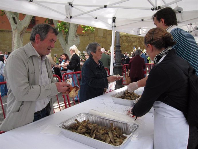 Archivo - Reparto pez, pan y vino en Logroño por San Bernabé