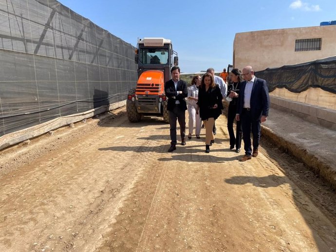 Crespo y el alcalde de El Ejido visitan las obras de mejora de caminos rurales incluidas en el Plan Itínere