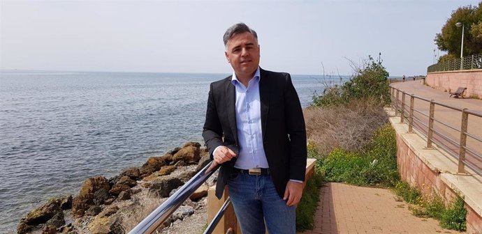El concejal del PSOE Antonio Ruano denuncia el abandono del Paseo Marítimo de Ribera de Almería.