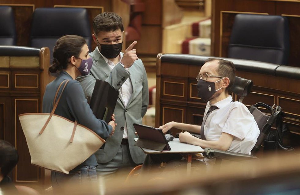 Archivo - Imagen de recurso de la ministra de Igualdad, Irene Montero, con el portavoz parlamentario de ERC, Gabriel Rufián, y con el portavoz de Unidas Podemos, Pablo Echenique (d).