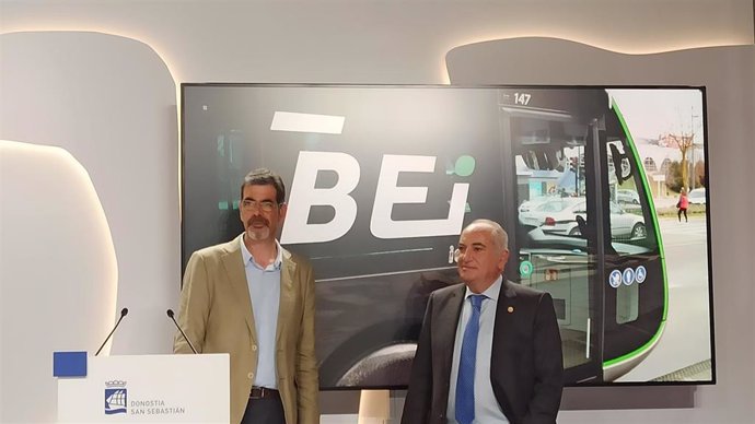 El alcalde de San Sebastián, Eneko Goia, y el consejero vasco de Transportes, Iñaki Arriola.