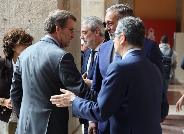 (I-D) El nuevo presidente del Partido Popular, Alberto Núñez Feijóo; el consejero de Presidencia, Justicia e Interior de la Comunidad de Madrid, Enrique López; y el ministro de la Presidencia, Relaciones con las Cortes y Memoria Democrática, Félix Bolaños