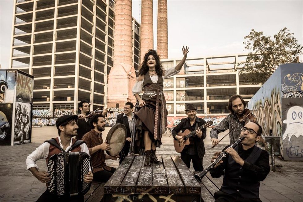 La  'Barcelona Gipsy Balkan Orchestra' actúa este martes 3 de mayo en Las Noches de Santa María de Plasencia