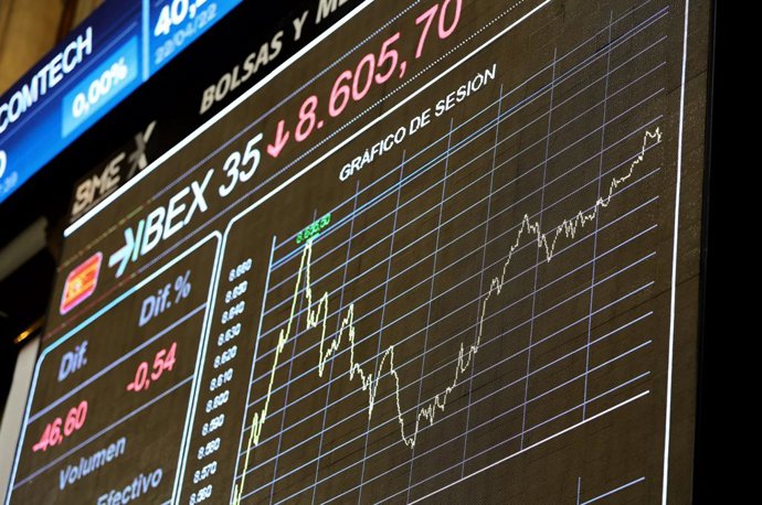 Valores del Ibex 35 en el Palacio de la Bolsa, a 25 de abril de 2022, en Madrid (España). 