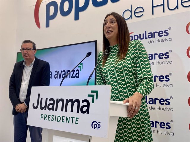La secretaria general del PP-A, Loles López, en rueda de prensa en Huelva.