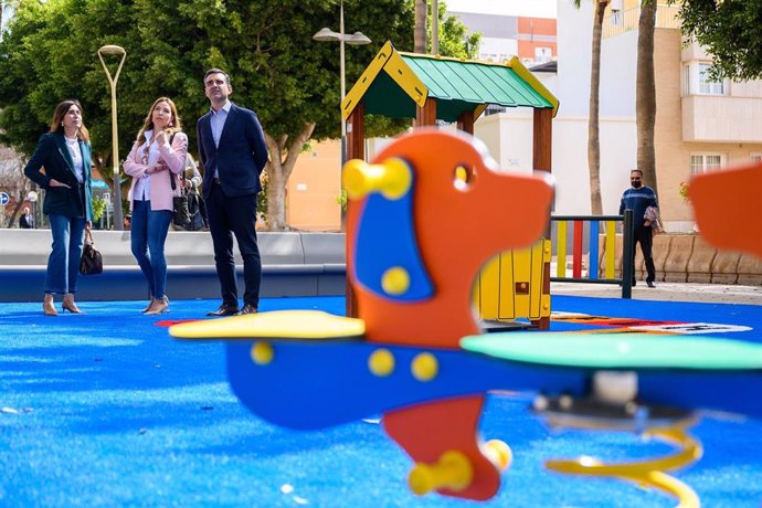 El alcalde destaca la zona de juegos infantiles de la Rambla Amatisteros