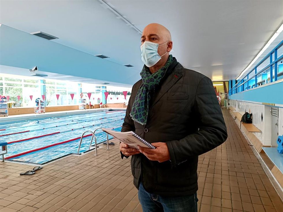 El presidente de Barakaldo Kirolak, Iñigo Asensio, en las piscinas de Gorostiza.