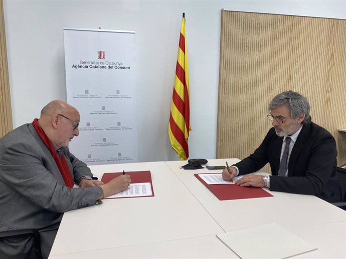 El director de la Agncia Catalana del Consum (ACC), Francesc Sutrias, y el presidente de PimeComer, lex Goñi, durante la firma del protocolo.