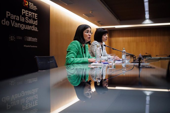 La ministra de Sanidad, Carolina Darias (i), interviene durante la primera reunión de la Alianza de Salud de Vanguardia, en el Ministerio de Ciencia e Innovación, a 20 de abril de 2022, en Madrid (España).