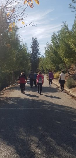 Mayores disfrutan de una caminata en un municipio de la provincia de Málaga