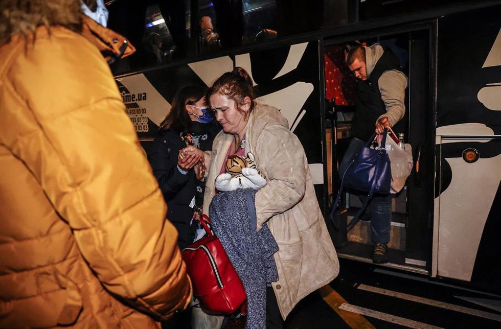 Archivo - Varias personas a su llegada a Valencia tras haber finalizado un viaje en autobús a bordo de la ONG Juntos por la Vida