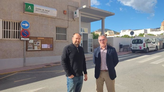Visita del parlamentario del PP-A Ramón Herrera y del alcalde de Alhama de Almería, Cristóbal Rodríguez, al centro de salud del municipio.