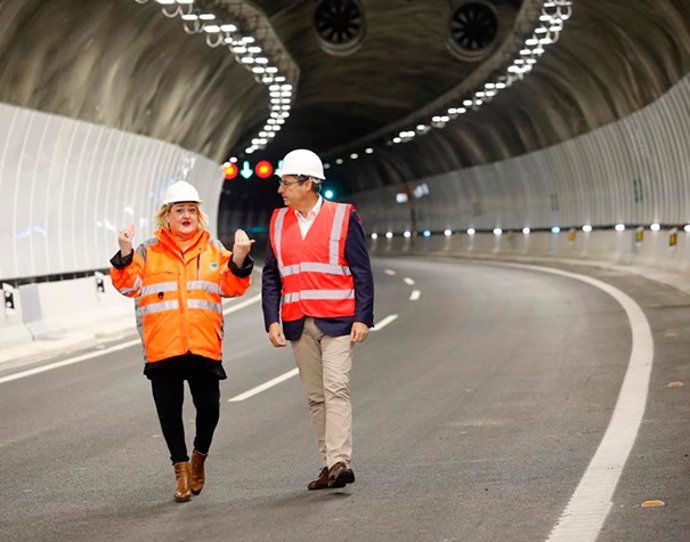 La diputada de Infraestructuras Viarias, Aintzane Oiarbide, y el diputado general de Gipuzkoa, Markel Olano, en el túnel de Belabieta