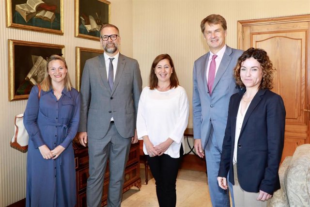 De derecha a izquierda, la vicecónsul del Reino Unido, Lucy Gorman, el cónsul, Lloyd Millen, la presidenta del Govern, Francina Armencon, el embajador, Hugh Elliot, y la consellera de Hacienda, Rosario Sánchez.