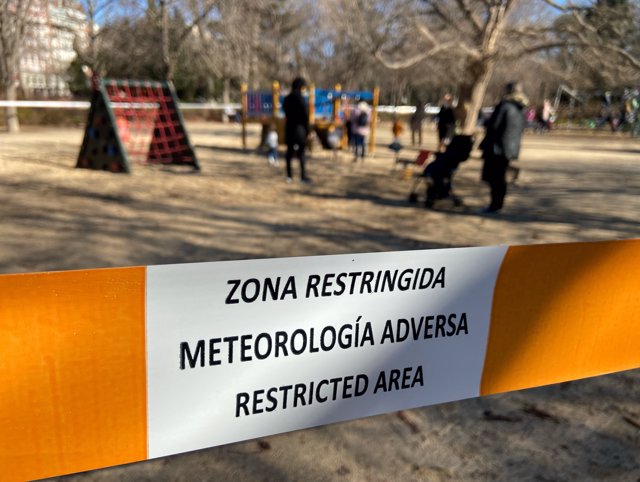 Un parque infantil restringido al paso con una cinta tras activarse la alerta por meteorología adversa, en el parque de El Retiro, a 7 de enero de 2022, en Madrid (España). 