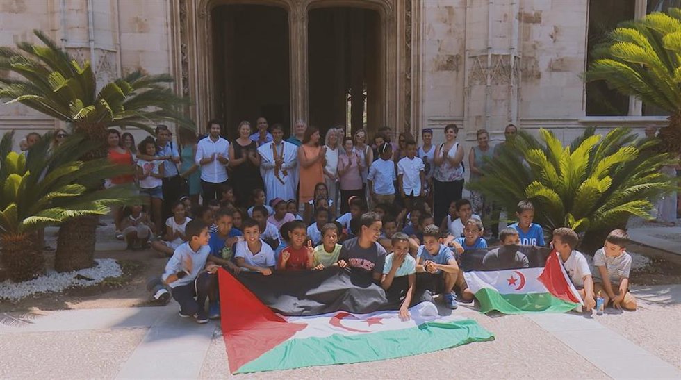 La presidenta del Govern, Francina Armengol, y la presidenta de la Asociación de Amigos del Pueblo Saharaui en Baleares, Catalina Rosselló, junto a niños y jóvenes del programa 'Vacanes en Pau'. Archivo.