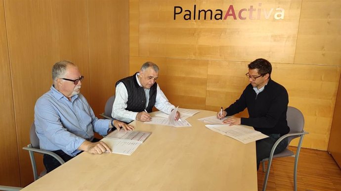 El regidor de Promoción Económica y Empleo, Rodrigo Romero, y el presidente de Secot, Ricardo Moreno, firman un protocolo para continuar con la colaboración entre PalmaActiva y la entidad.
