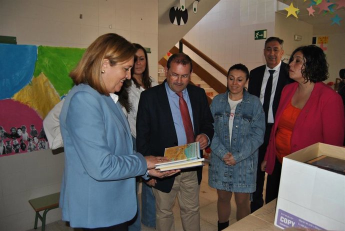 La consejera de Educación de C-LM, Rosa Ana Rodríguez, visitando el CEIP 'Menéndez Pelayo' de Puertollano