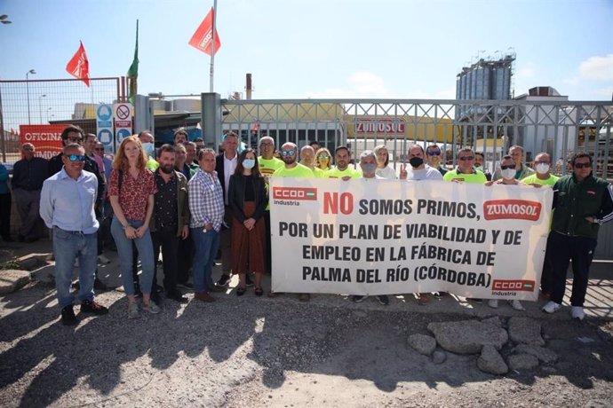 La ministra de Derechos Sociales y líder de Podemos, Ione Belarra, se reúne junto a otros dirigentes de la formación con los empleados de la fábrica de Palma del Río (Córdoba) , que mantienen un encierro indefinido.