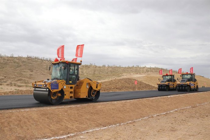 XCMG Unmanned Driving Road Machines Work at Construction Site of  Xinjiangs first desert expressway S21 Awu Expressway.