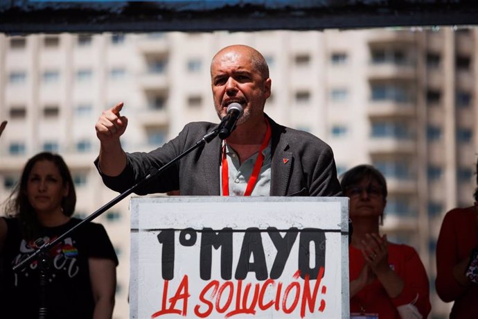 El secretario general de CCOO, Unai Sordo, interviene tras la marcha por el Día Internacional de los Trabajadores o Primero de Mayo, en la Gran Vía, a 1 de mayo de 2022, en Madrid (España). 