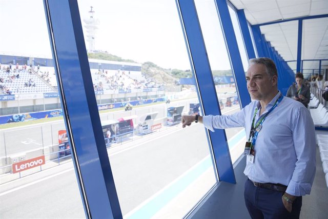 El consejero de Presidencia, Elías Bendodo, durante al Gran Premio de Motos de Jerez 2022 por el Covid-19 en el circuito de Jerez de la Frontera, a 1 de mayo de 2022 en Cádiz (Andalucía, España) (Foto de archivo).
