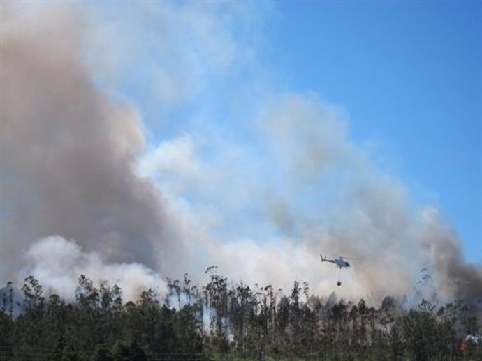 Archivo - Helicóptero actuando en un incendio en un monte gallego