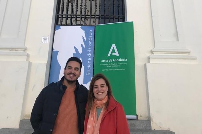 Rubén Molina, portavoz del grupo municipal de Cs en el Ayuntamiento de Rociana del Condado, junto a la asesora de programas del IAJ en Huelva, Marina Gómez.
