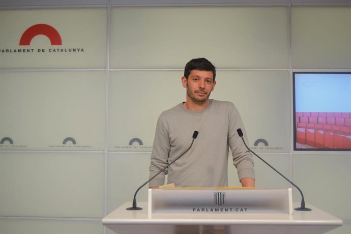 El diputado de la CUP Xavier Pellicer en rueda de prensa.
